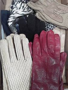 lot 1611 image: Womens Gloves. 5 pr. Scarves and a pr. of non slip Socks