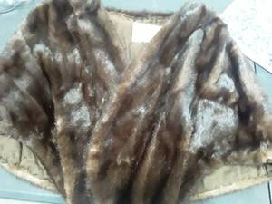 lot 1622 image: Womens Fur Wrap