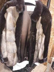 lot 1623 image: Womens Fur Coat