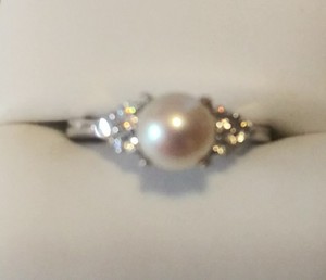 lot 2651 image: Sterling Silver Pearl & CZ Ring Size 7.75