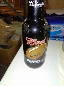 lot 556 image: Budweiser collectible