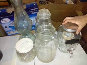 lot 557 image: Glassware