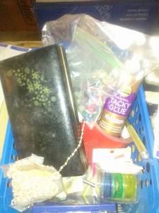 lot 571 image: sewing supplies