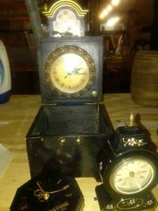 lot 580 image: collectible clocks