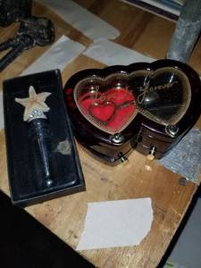 lot 646 image: starfish decoration and love box