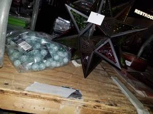 lot 651 image: Decorative items