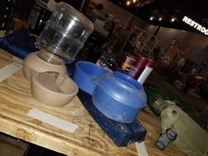 lot 656 image: feeder bowls