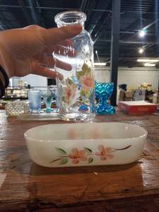 lot 824 image: Floral Glassware