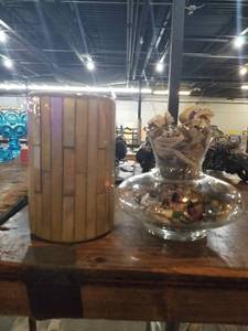 lot 825 image: Decorative glassware