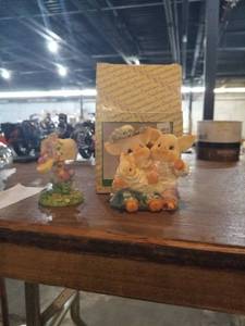 lot 826 image: Decorative glassware mailbox and pigs