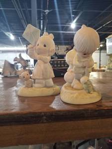 lot 829 image: Precious moments glass decor