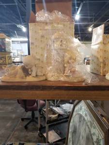 lot 832 image: Precious moments decor