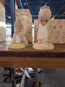 lot 833 image: Precious moments decor