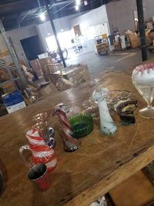 lot 860 image: Assortment of glassware