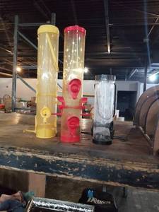 lot 864 image: Bird feeders