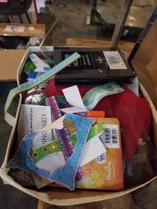 lot 866 image: Scrapbook supplies