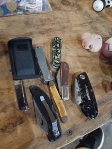 lot 872 image: Pocket knifes