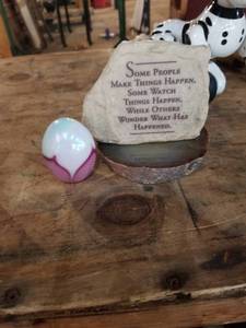 lot 873 image: Assortment of items