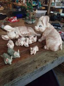 lot 899 image: Glass pig decor set