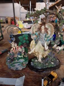 lot 900 image: Glass decor