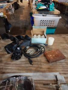 lot 905 image: Assortment of random items