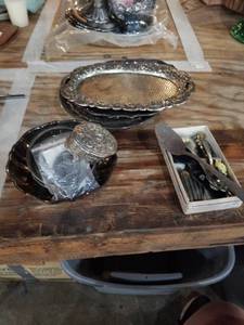 lot 907 image: Assortment of metalware