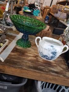 lot 908 image: Glassware