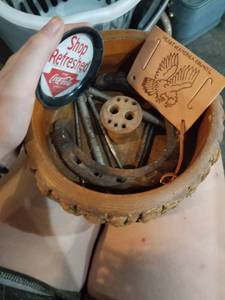 lot 911 image: Assortment of items