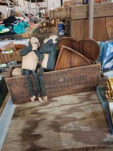 lot 915 image: Random wooden items