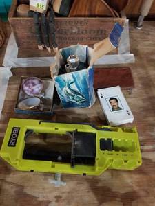 lot 916 image: Random items