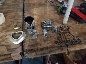 lot 918 image: Metal decor