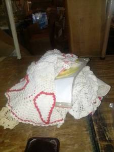 lot 935 image: Random assortment of fabric decor