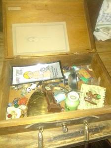 lot 954 image: Wooden box with trinkets