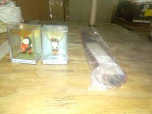 lot 959 image: Handheld fan and merry miniatures way to bees figures