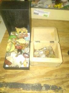 lot 961 image: small containers of trinkets