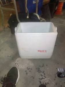 lot 976 image: GOTT TOTE cooler missing lid
