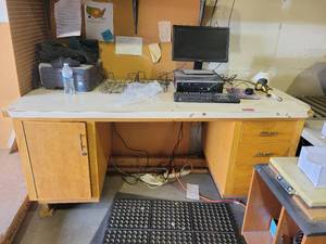 lot 29011 image: 6ft Wood Desk