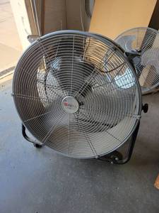 lot 29014 image: Utilitech 25in Commerical Fan
