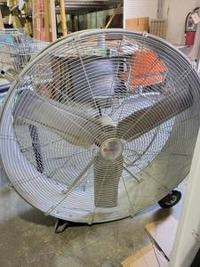lot 29016 image: Utilitech 38in Industrial Fan