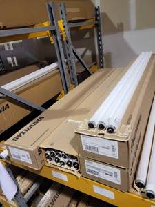 lot 29275 image: Fluorescent Bulbs