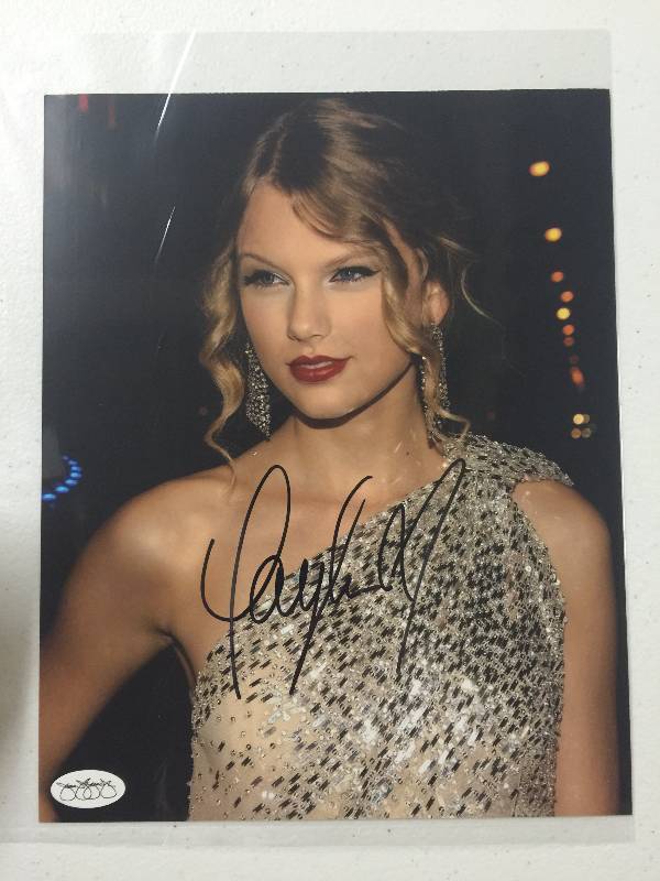 lot 1008 image: Signed 8x10 Photograph of Pop Princess Taylor Swift (with James Spence Authentication JSA)