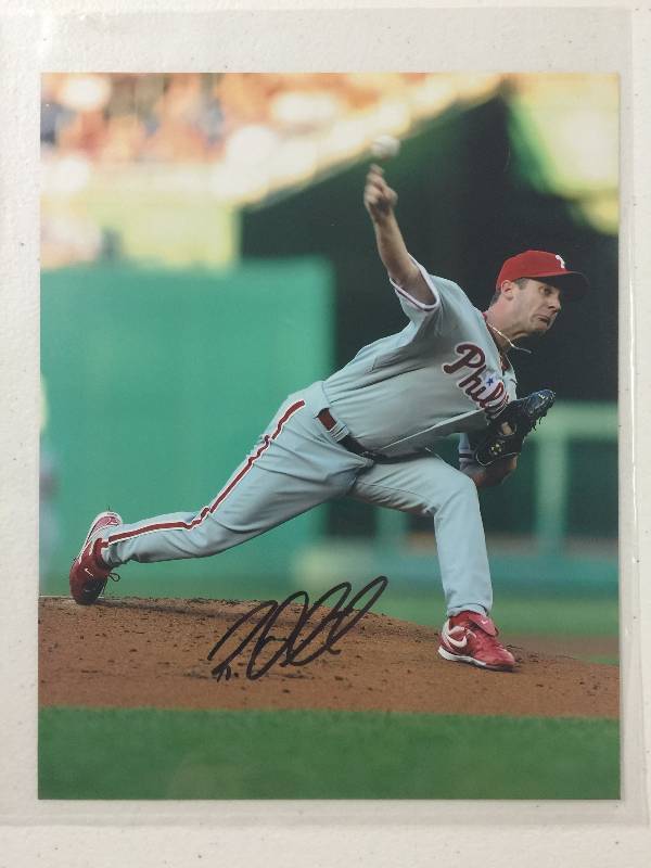 lot 1014 image: Signed 8x10 Photo of Philadelphia Phillies Pitcher Roy Oswalt