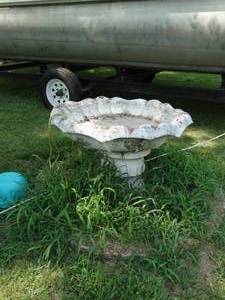 lot 38003 image: Concrete bird bath