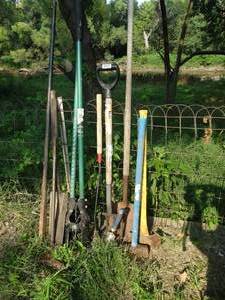 lot 38047 image: Lot of assorted long handle tools
