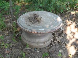 lot 38054 image: Concrete bird bath