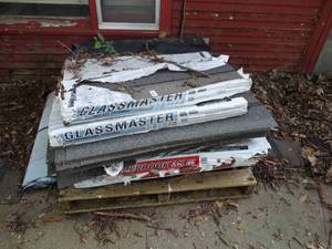 lot 38057 image: Pallet of bundles of shingles