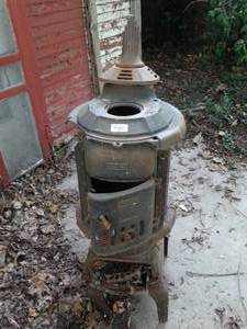 lot 38058 image: Antique heat stove
