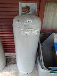 lot 38136 image: Large Propane Tank