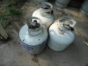 lot 38139 image: Lot of 3 Small Propane Tanks