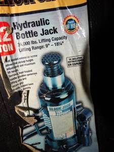 lot 38124 image: 12 Ton Hydraulic Bottle Jack